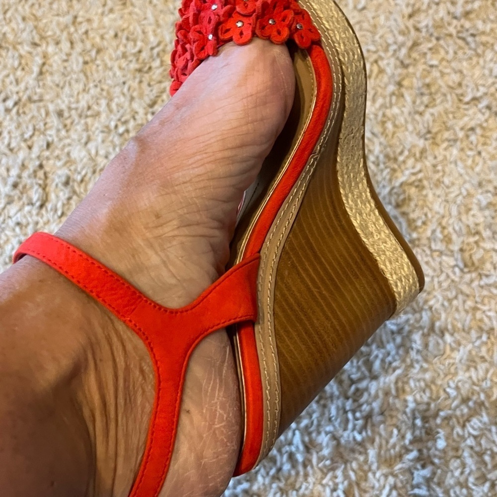 𝅺Perfect condition wood wedge, reddish/orangish. - Picture 2 of 5
